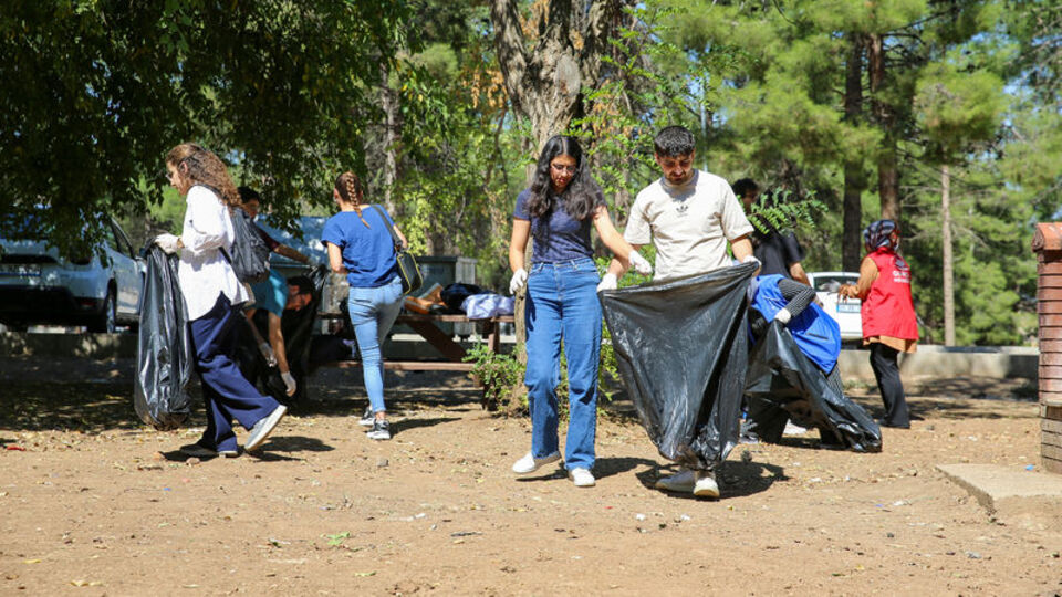 Diyarbakır'da gençler piknik alanını temizledi