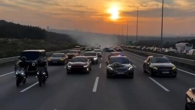 Çakarlı düğün konvoyu yolu kapattı!