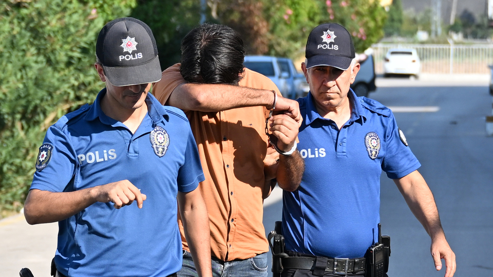 Eşi sınavı geçemeyince öğretmenin burnunu kırdı