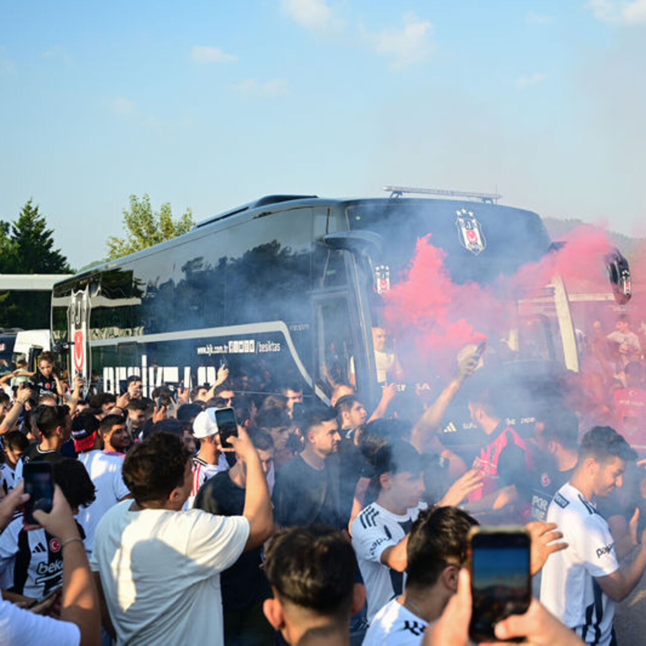 Taraftarlardan takıma moral desteği!