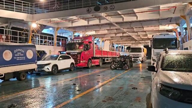 Makine arızası yapan feribot Avşa Adası'na yanaştı