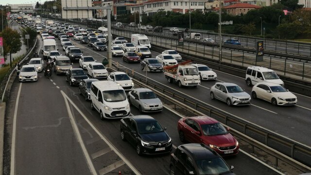 İlk iş gününde trafik yoğunluğu
