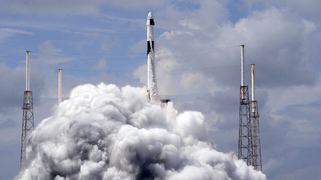 Space X kapsülü uzayda mahsur kalan astronotlar için harekete geçti
