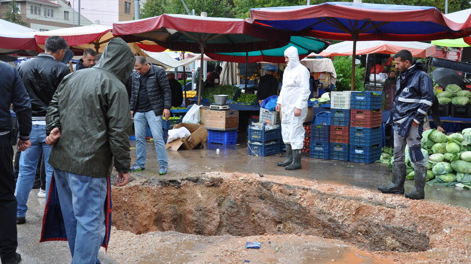 Sağanakta pazar yeri çöktü!