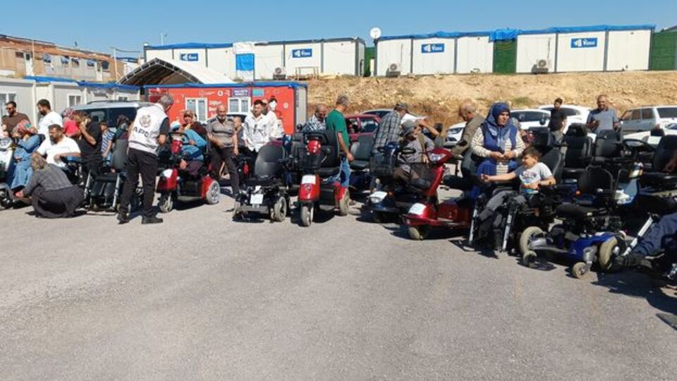 Gurbetçilerden engellilere akülü araç yardımı