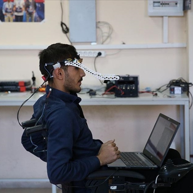  Üniversite öğrencileri göz hareketleriyle çalışan tekerlekli sandalye geliştirdi