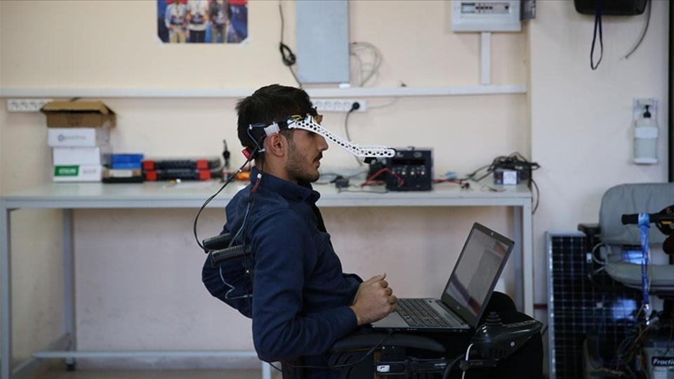 Üniversite öğrencileri göz hareketleriyle çalışan tekerlekli sandalye geliştirdi