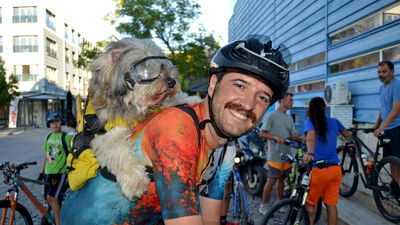 Enkazdan kurtardı! Oscar'la bisiklet turu