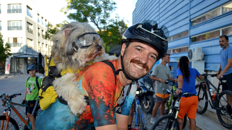 Enkazdan kurtardı! Oscar'la bisiklet turu