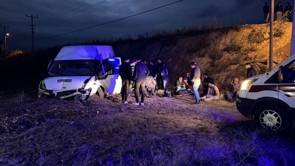 İşçi servisi devrildi: 5 yaralı