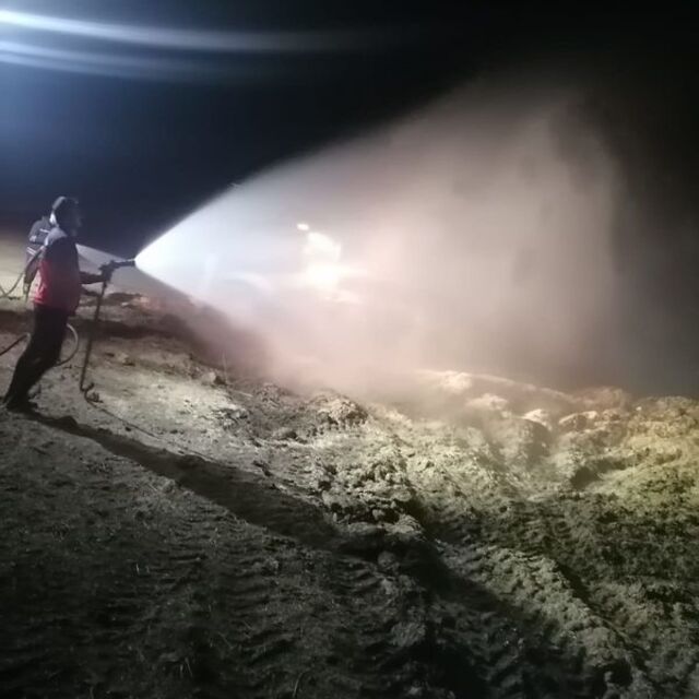 Tonlarca saman balyası alev alev yandı