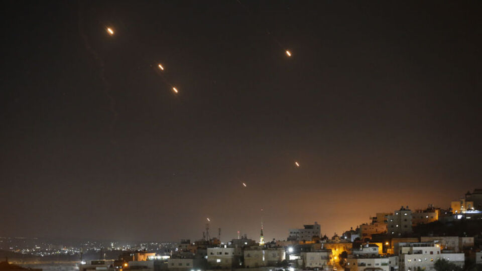 İran İsrail'e füze yağdırdı, hava sahaları kapandı!