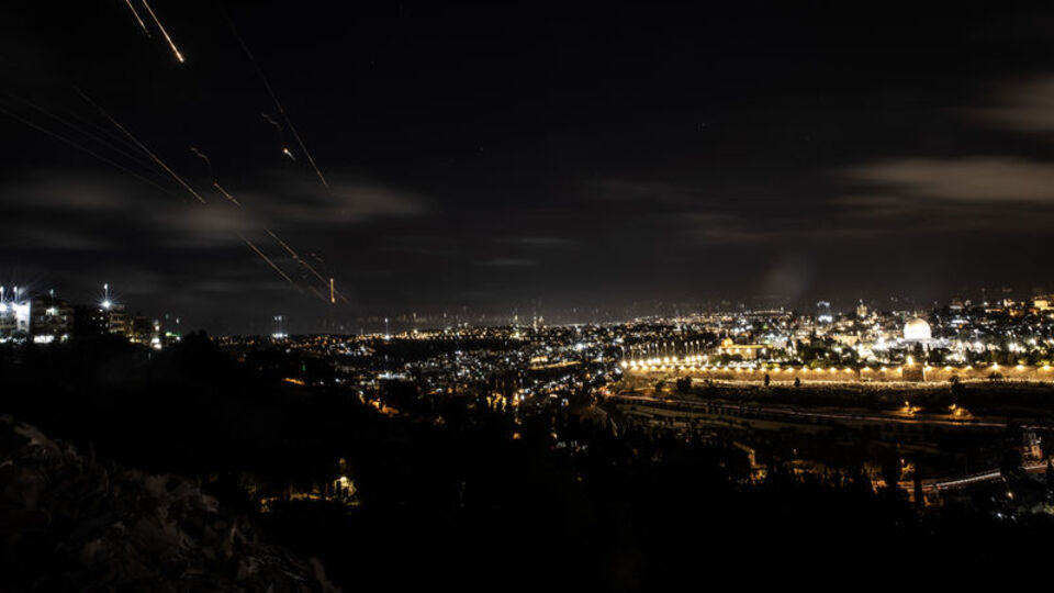 İran, İsrail'e doğru füzeleri ateşledi