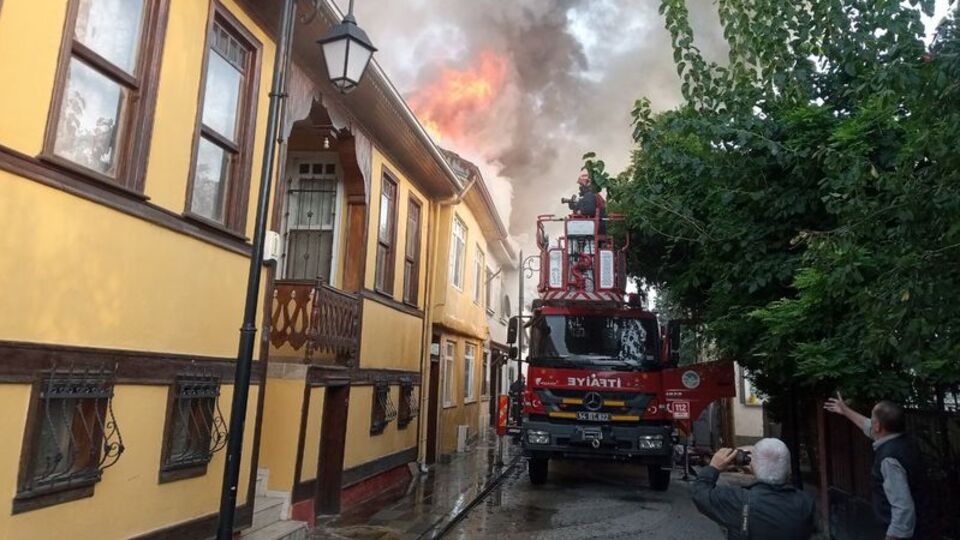 Yangında biri tarihi 3 ev zarar gördü