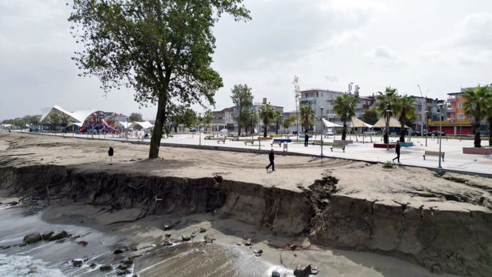 Karasu'daki kıyı erozyonu sürüyor
