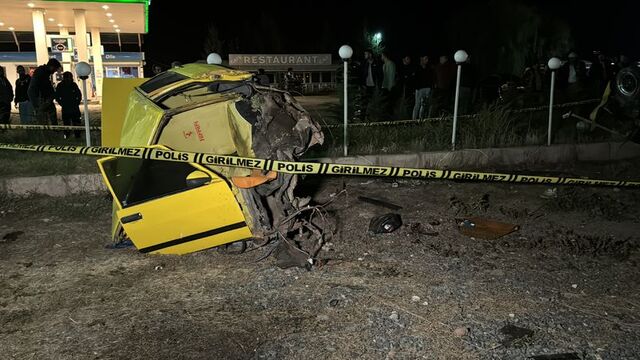 Araç ikiye bölündü! Kaza anı kamerada