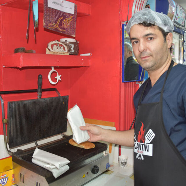 Kantinci "Askıda tost" uygulaması başlattı