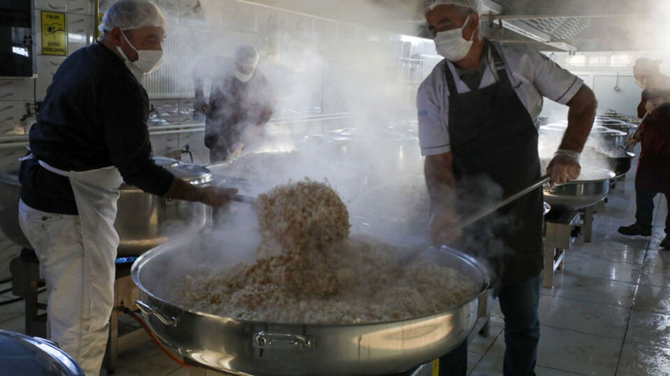 Erciş'te öğretmenevinden öğrencilere yemek