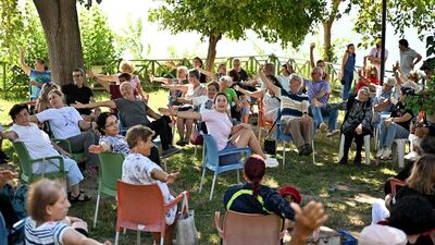 Muratpaşa'da yaşlılara yoga