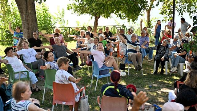 Muratpaşa'da yaşlılara yoga