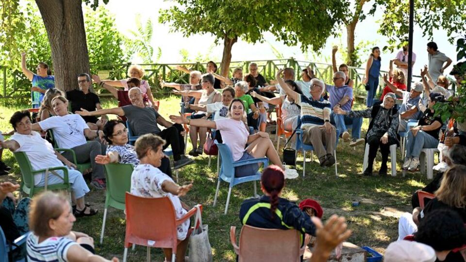 Muratpaşa'da yaşlılara yoga