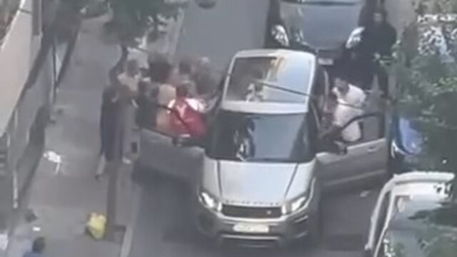Şişli'de yol verme kavgası: Sürücüye silah çekti