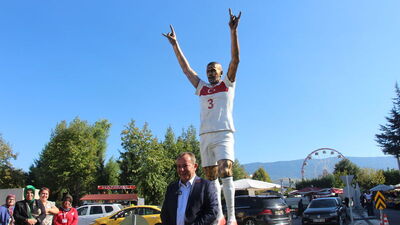 Özcan, Merih Demiral'ın "Bozkurt" heykelini diktirdi