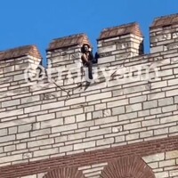 İki kadını öldürüp surlardan atladı!