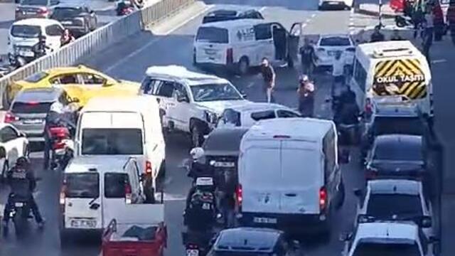 Avcılar E-5 savaş alanına döndü: Ters yöne girip çok sayıda araca çarpıp kaçtı