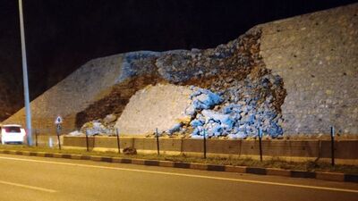 Kara yolunda istinat duvarı çöktü