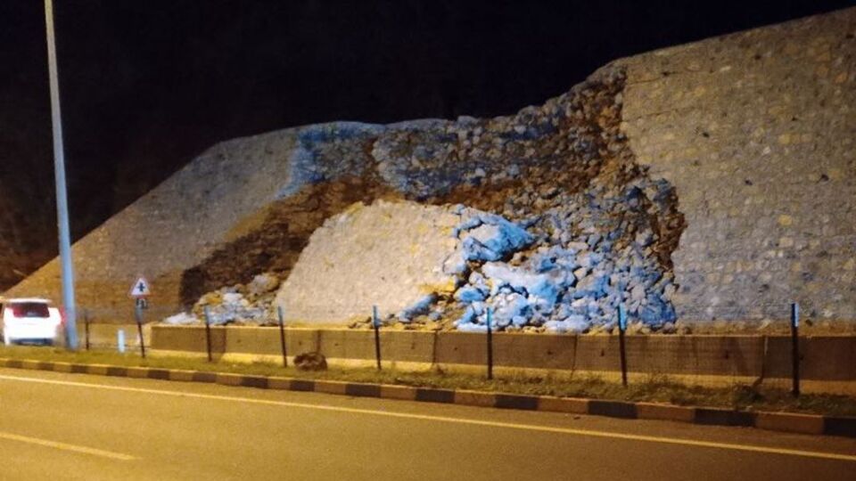 Kara yolunda istinat duvarı çöktü