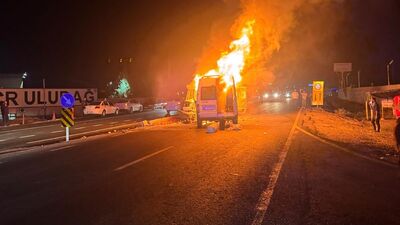 Kafa kafaya çarpıştılar! Kamyonet ile minibüs alev aldı