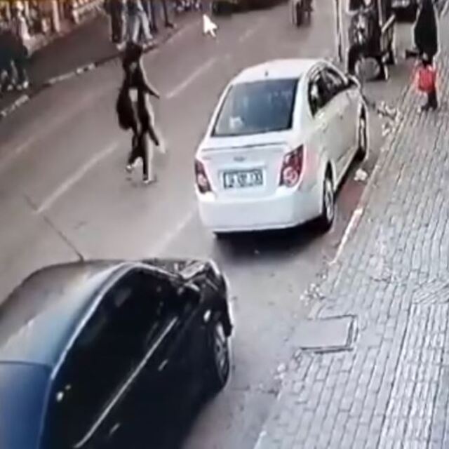 Otobüs çarpan kadının telefonunu çaldı
