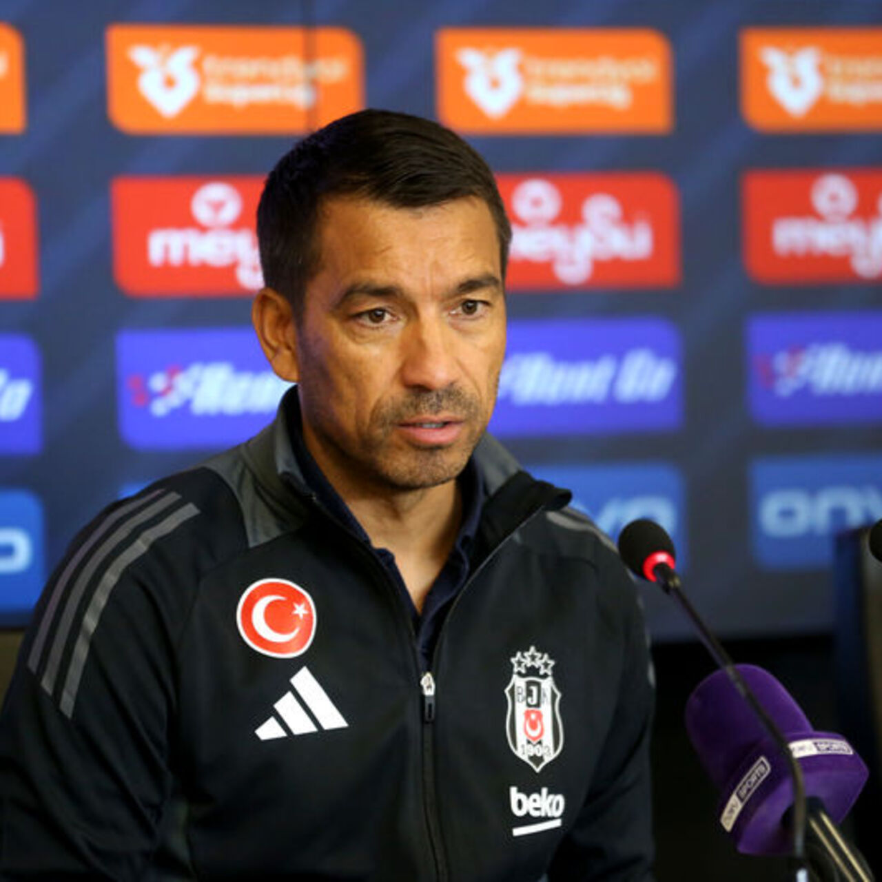 Van Bronckhorst: Sadece 2 gol yedik