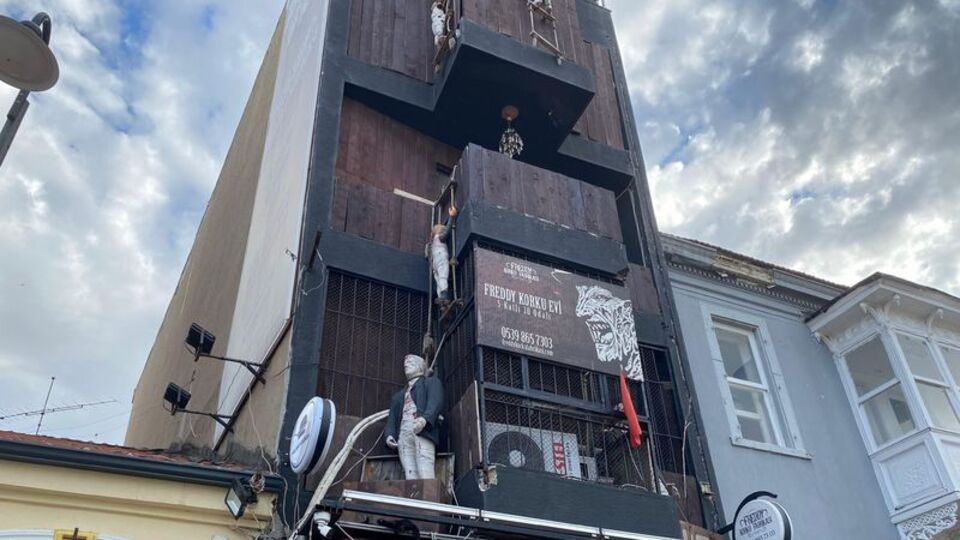 Korku evleri önünde bulunan tasvirler tepki çekti