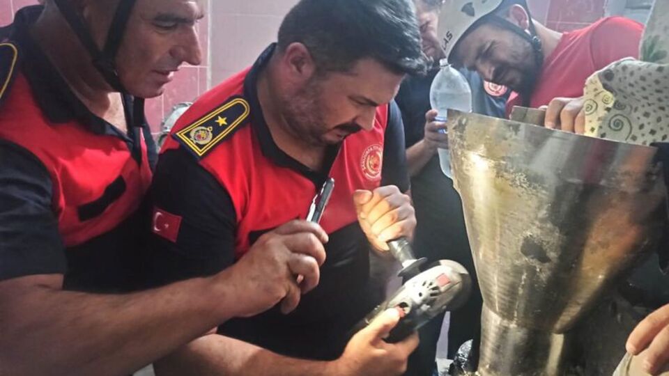 Elini hamur makinesine kaptırdı