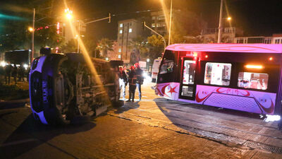 Tramvay ile ambulans çarpıştı: 4 yaralı