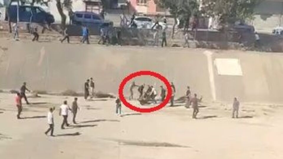 Firari hükümlünün yakınları taş ve sopa ile saldırdı! Polis vurarak yakaladı!