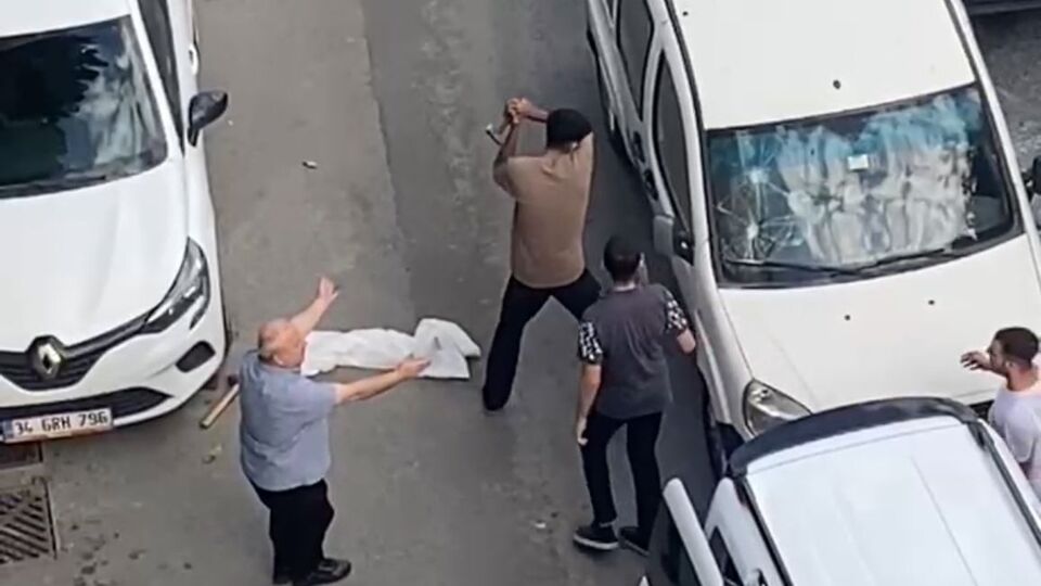 Husumetlileri aracının önünü kesip çekiçle saldırdı!