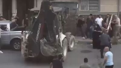 İş makinesiyle kavgaya girdi! Nedeni: Ceviz!