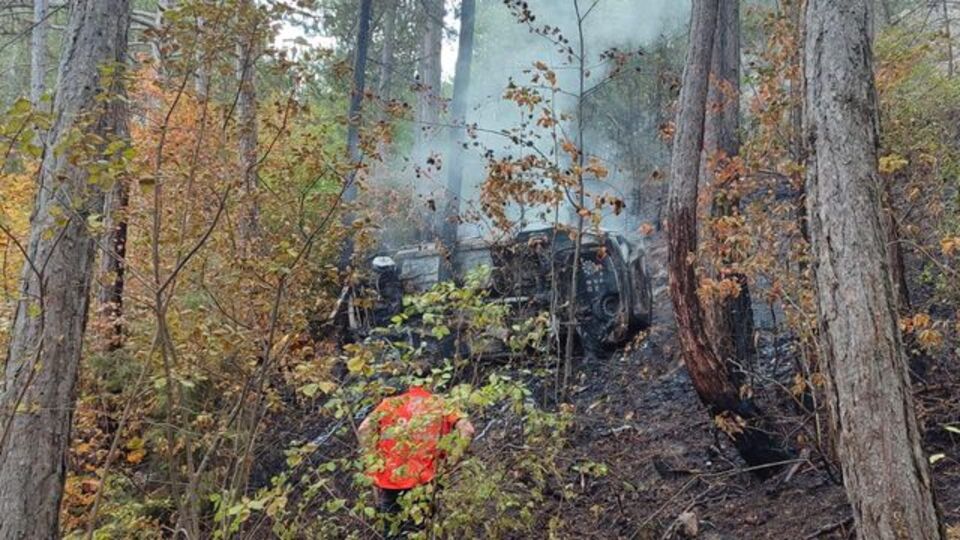 Uçuruma yuvarlandı! 2 kişi yanarak can verdi!