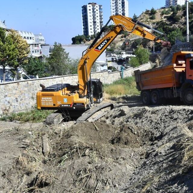 İzmir'de "taşkın" temizliği