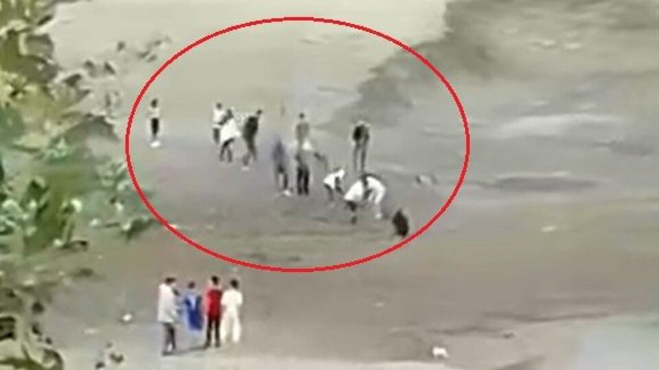 3 çocuk bataklığa saplandı! İnsan zinciri oluşturuldu!