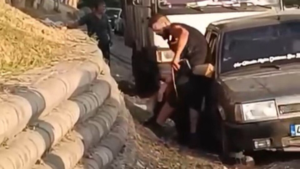 İstanbul'da otoyol kenarında kadına şiddet!