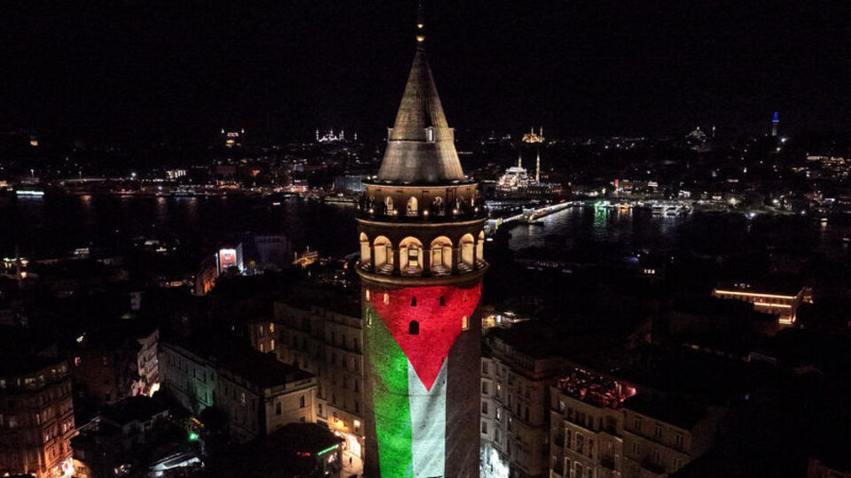 Galata Kulesi'nde Filistin bayrağı