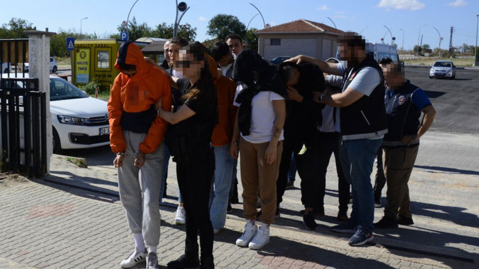 Polis eve baskın düzenledi! Bir annenin en zor anı!