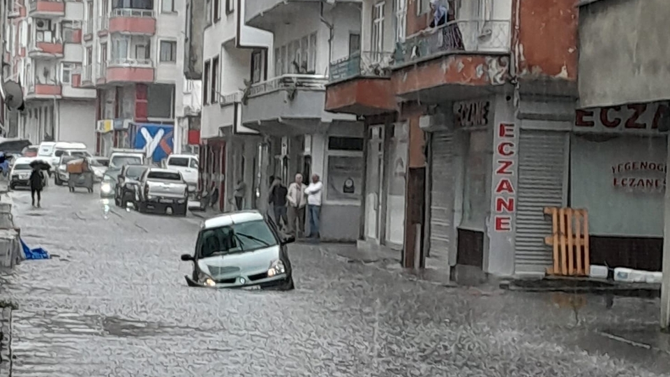 Artvin'de sel esareti!