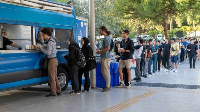 İzmir'de üniversitelilere ücretsiz yemek