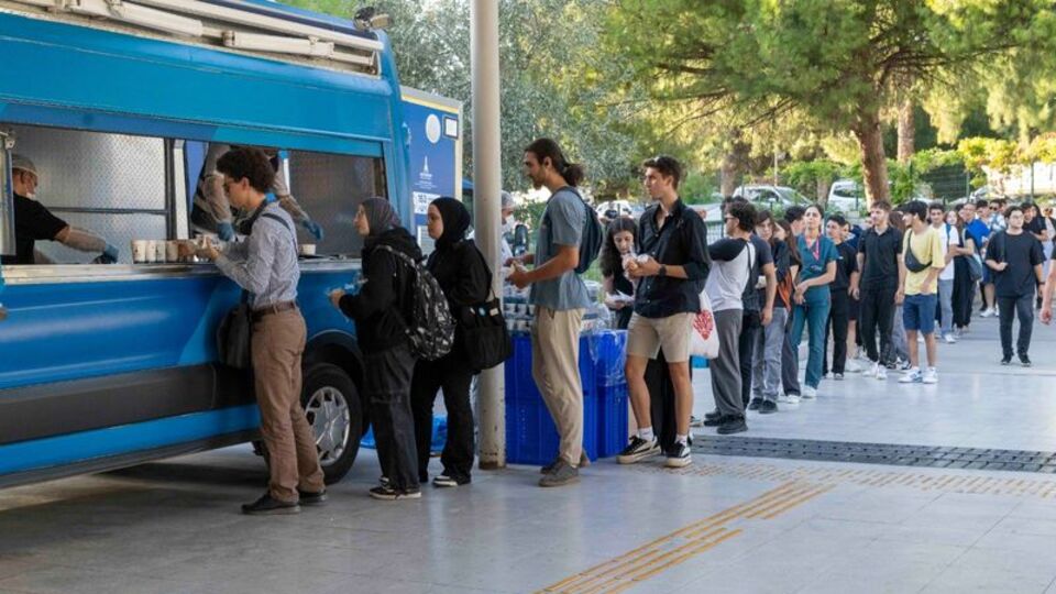 İzmir'de üniversitelilere ücretsiz yemek