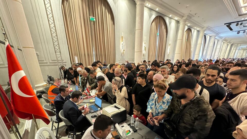 Bombalar altındaki Beyrut'ta Türk savaş gemileri